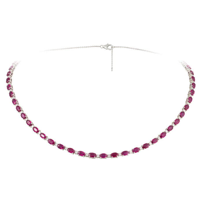 Colar em ouro branco com rubis e diamantes.