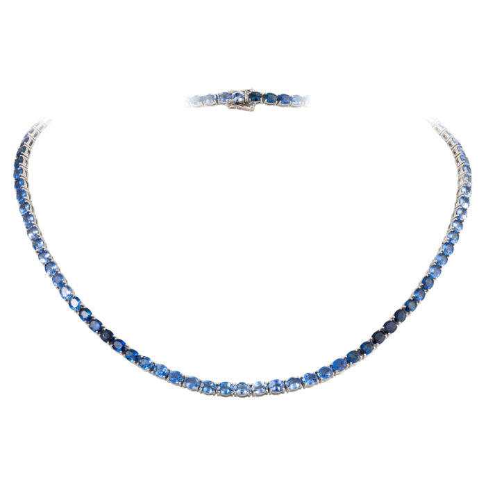 Colar em ouro branco com safiras.