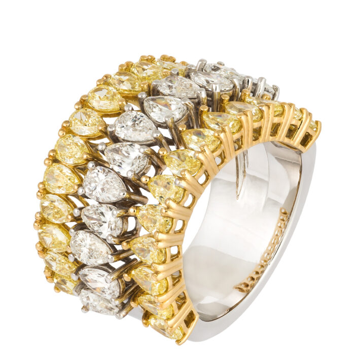 Anel em ouro branco com diamantes.