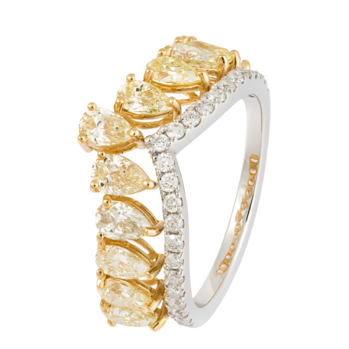 Anel em ouro branco com diamantes.