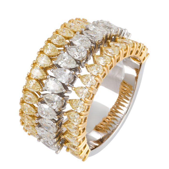 Anel em ouro branco com diamantes.