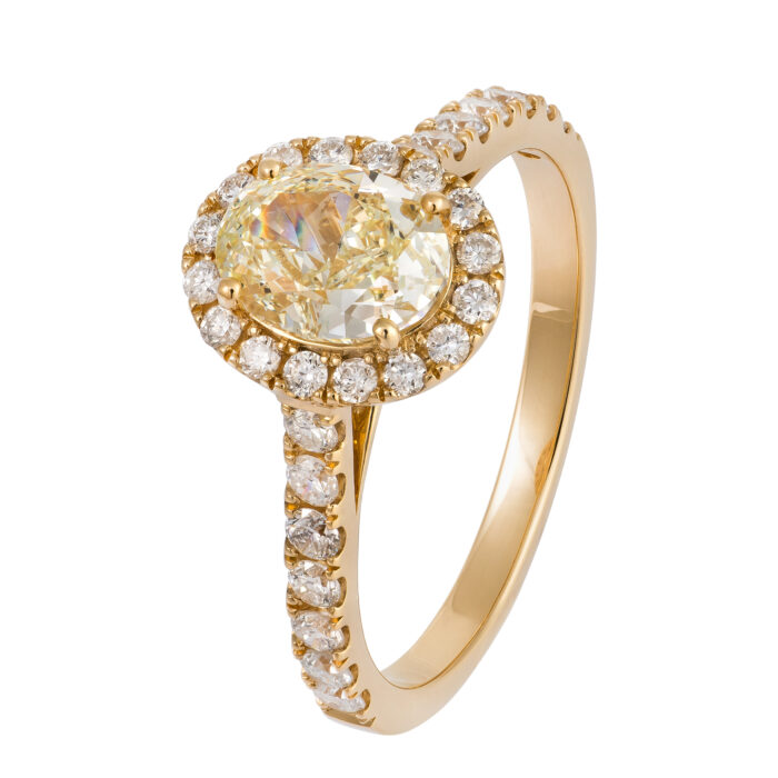 Anel em ouro amarelo com diamantes.