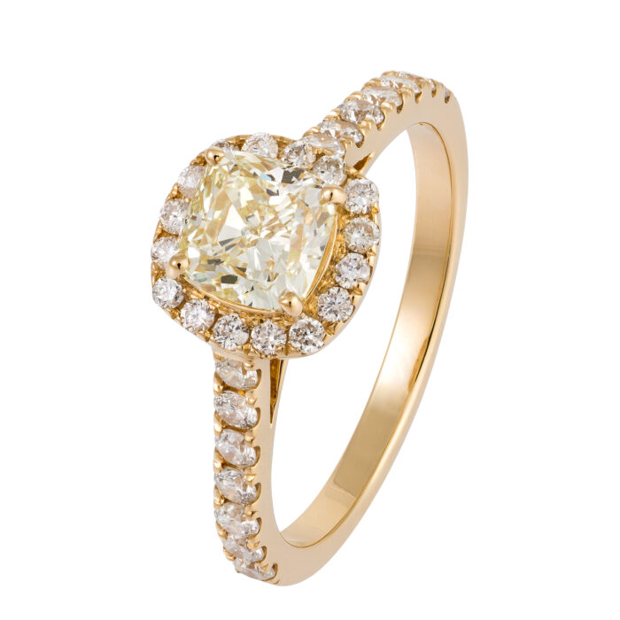 Anel em ouro amarelo com diamantes.