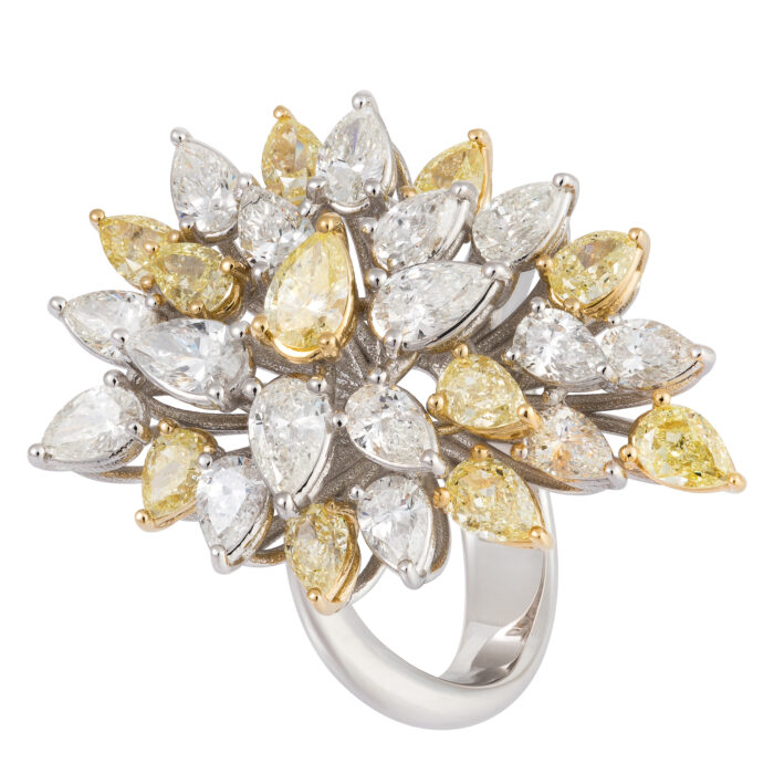 Anel em ouro branco com diamantes.