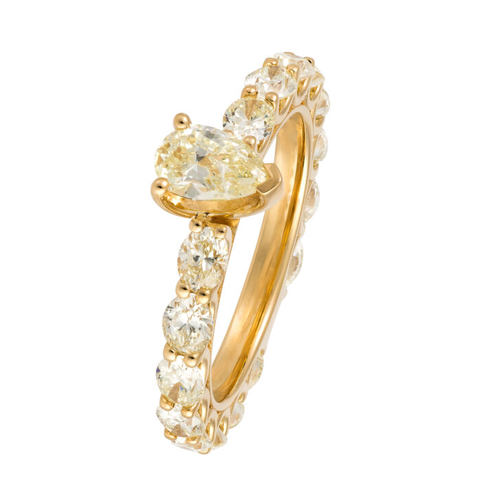 Anel em ouro amarelo com diamantes.
