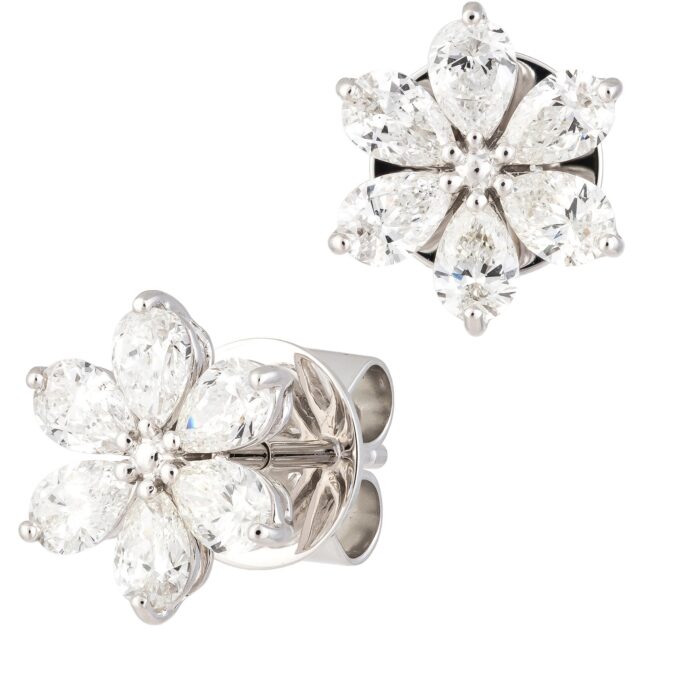 Brinco em ouro branco com diamantes.