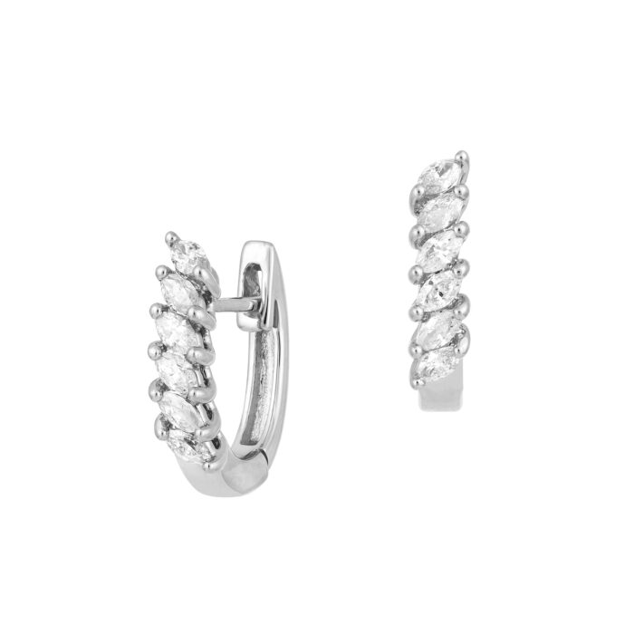 Brinco em ouro branco com diamantes.