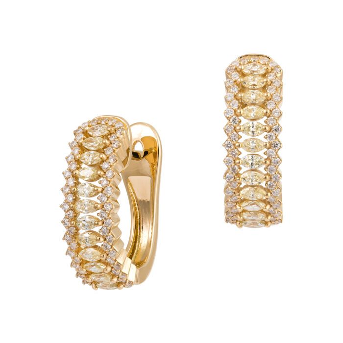 Brinco em ouro amarelo com diamantes.