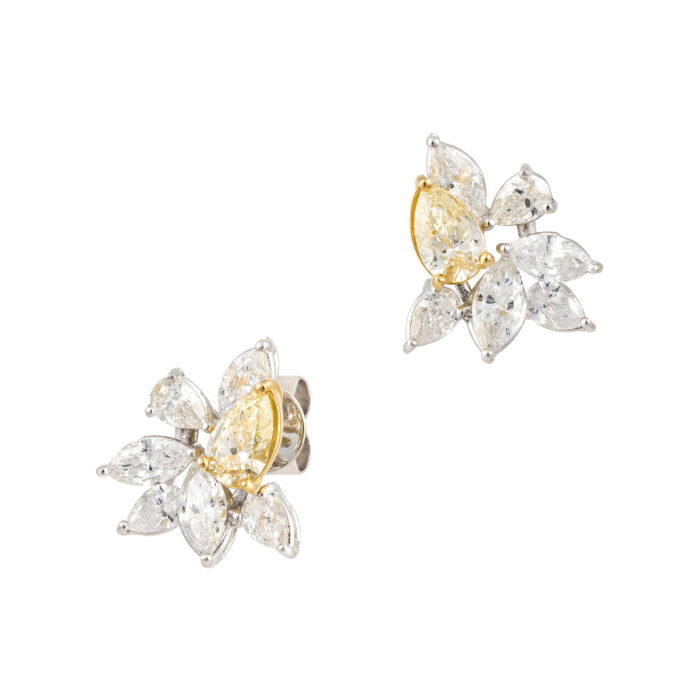 Brinco em ouro branco com diamantes.