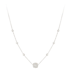 Colar em ouro branco com diamantes.