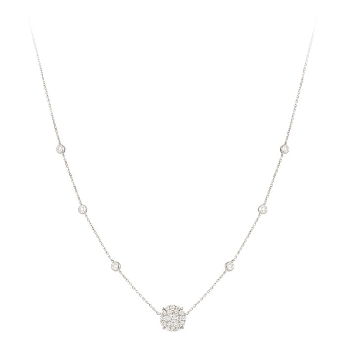 Colar em ouro branco com diamantes.