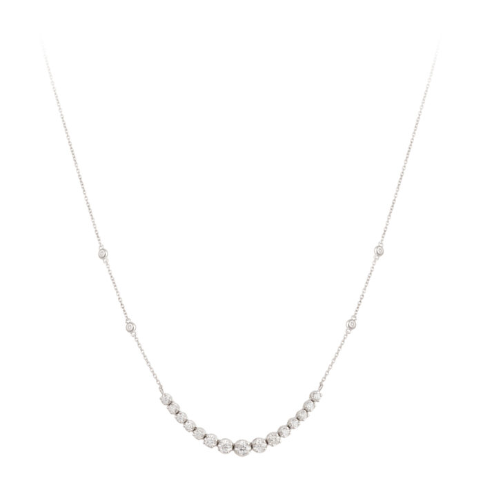 Colar em ouro branco com diamantes.