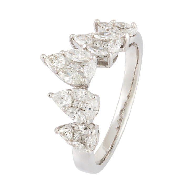 Anel em ouro branco com diamantes.