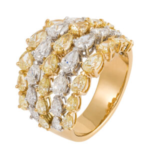 Anel em ouro amarelo com diamantes.