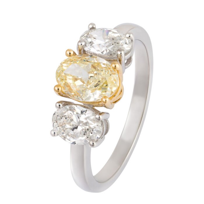 Anel em ouro branco com diamantes.