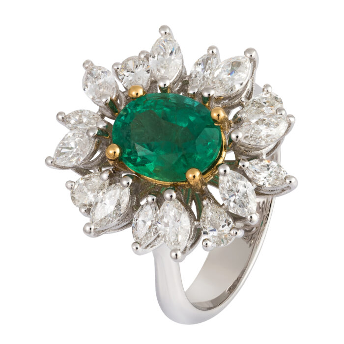 Anel em ouro branco com esmeralda e diamantes.