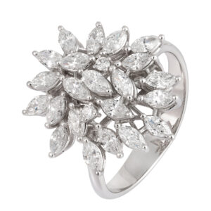 Anel em ouro branco com diamantes.