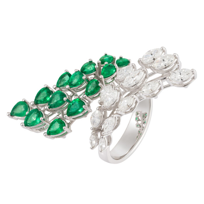Anel em ouro branco com esmeraldas e diamantes.