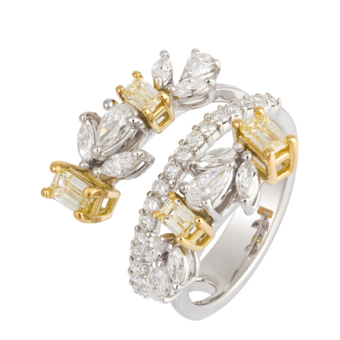 Anel em ouro branco com diamantes.
