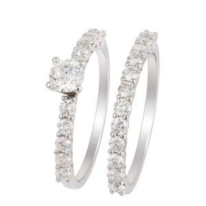 Anel em ouro branco com diamantes.