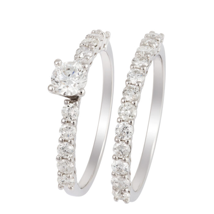 Anel em ouro branco com diamantes.