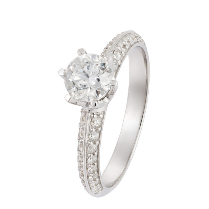 Anel em ouro branco com diamantes.