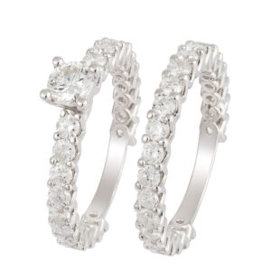 Anel em ouro branco com diamantes.