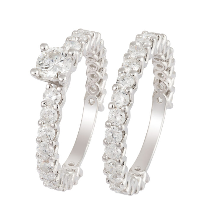 Anel em ouro branco com diamantes.